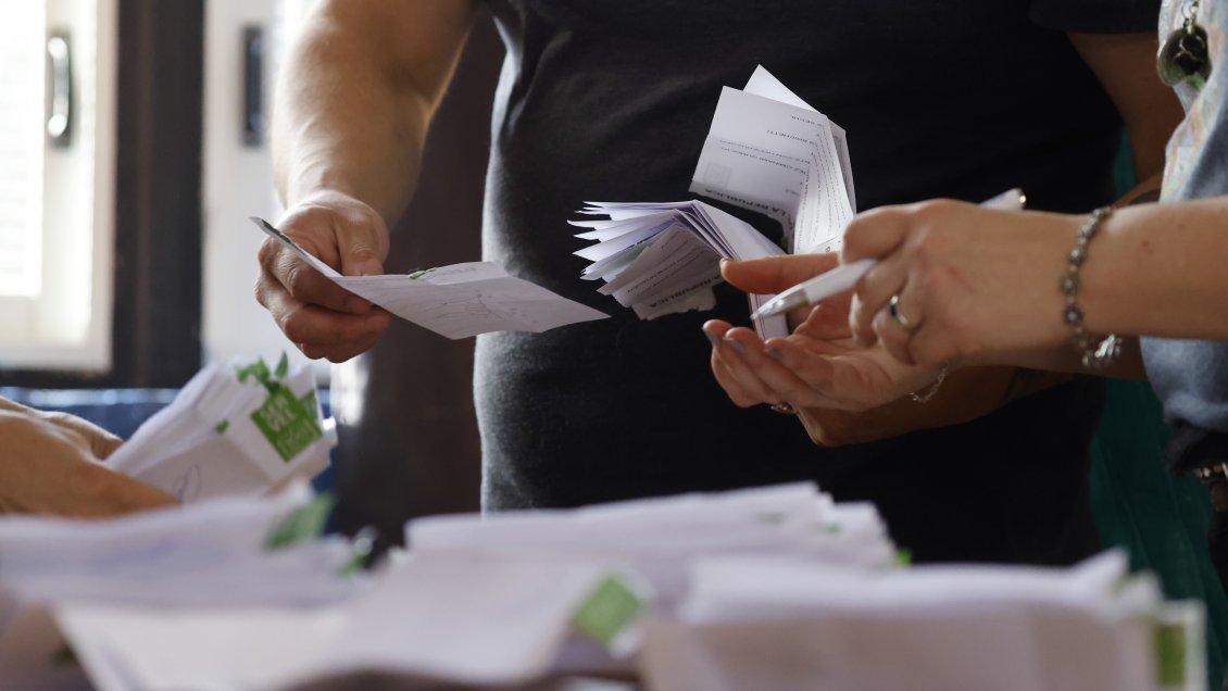 Chile contiene la respiración: se cuentan los votos en todo el país