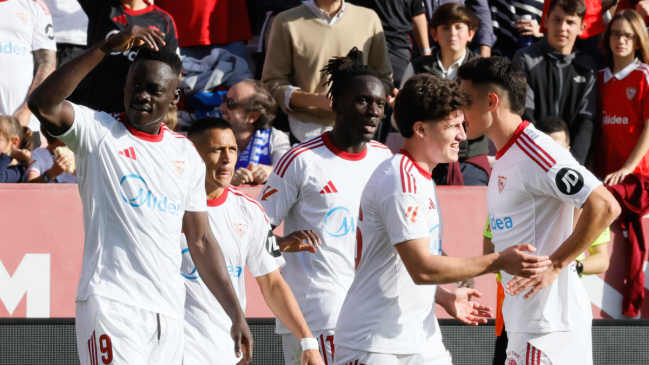 DT de Sevilla volvió a valorar a Alexis: Ve el fútbol desde otro lugar