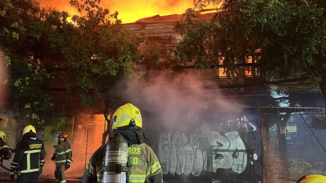 Incendio afectó a cité y bodegas colindantes de persa en Estación Central