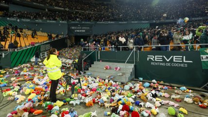   Tradición navideña: Hinchas de Real Betis arrojaron peluches a la cancha en el Estadio La Cartuja 