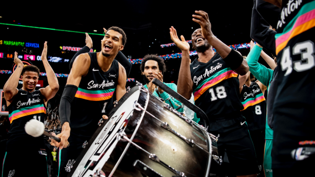 Golpe a la mesa: Los Spurs humillaron al campeón y presentaron candidatura al anillo