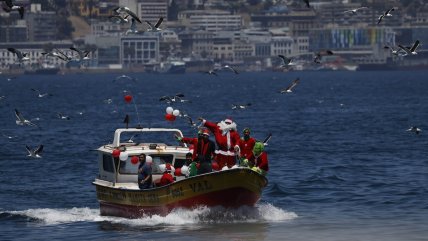   Viejito Pascuero recorrió la bahía de Valparaíso y entregó regalos en Caleta Portales 