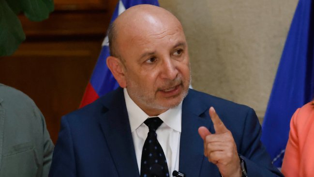 Senador Castro (PS) llamó a no usar políticamente informe contralor sobre desorden financiero