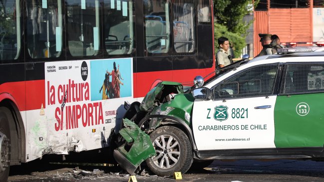 Colisión entre micro y patrulla dejó a carabineros lesionados en Pudahuel