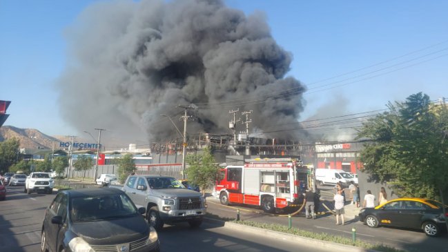 Incendio afectó a bodegas cercanas al Mall Plaza Norte