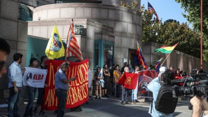   Decenas protestan frente a la Embajada de EE.UU. en Chile contra la intervención en Venezuela 