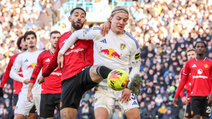   Manchester United reaccionó con un rápido empate que evitó el histórico golpe de Leeds 