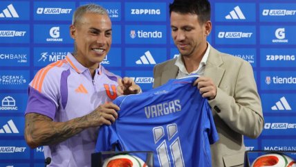   Un sonriente Eduardo Vargas se puso la legendaria 