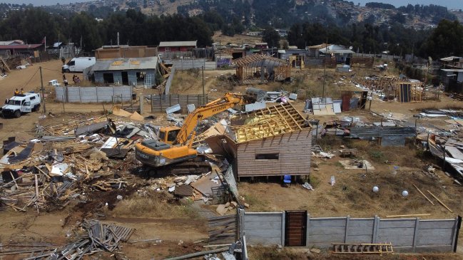 Desalojo en megatoma de San Antonio terminó con tres detenidos