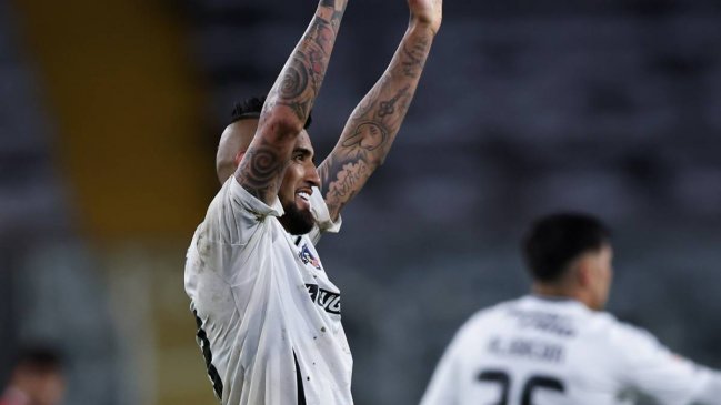 Arturo Vidal apareció como defensor central en la primera formación de Colo Colo