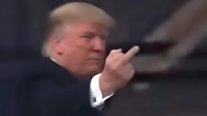   Trump le paró el dedo medio y contestó 