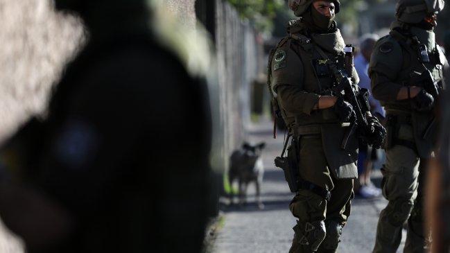 Delincuente se parapetó en el baño de una pareja de adultos mayores