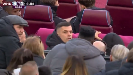   [VIDEO] Xhaka tuvo tensa discusión con hincha de West Ham tras la derrota de Sunderland 