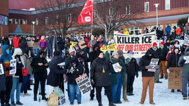 Mineápolis: Manifestantes desafían el frío para honrar a hombre que murió a manos del ICE