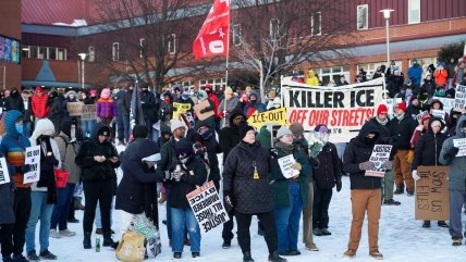   Mineápolis: Manifestantes desafían el frío para honrar a hombre que murió a manos del ICE 