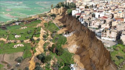   Pueblo siciliano quedó al borde de un barranco por un deslizamiento de tierra 