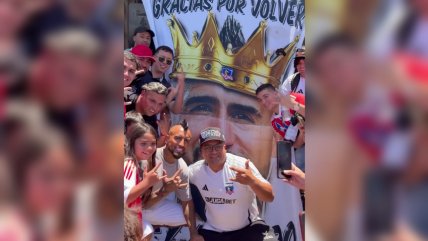   Con lienzos y murales: Arturo Vidal recibió el cariño de los hinchas de Colo Colo en Lo Espejo 