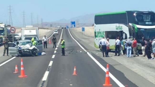 Auto chocó frontalmente contra bus en Mejillones: Conductora sin licencia admitió consumo de alcohol