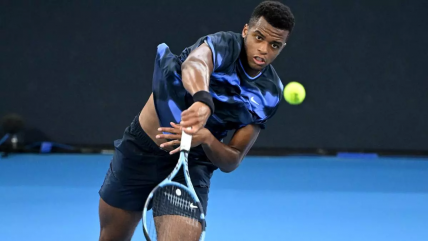   [VIDEO] Tenista francés debió retirarse luego de un desafortunado pelotazo en el ojo 