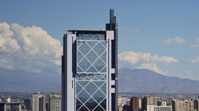 Telefónica Chile ya tiene nuevo dueño: Tigo y el fondo francés NJJ