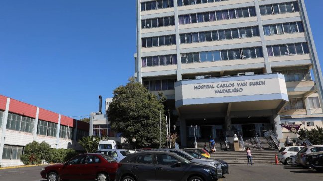 Fuerte viento desprendió parte de la techumbre del Hospital Carlos Van Buren en Valparaíso