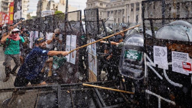 Protesta contra reforma laboral de Milei terminó en violentos enfrentamientos frente al Congreso