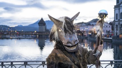   El Carnaval de Lucerna desafía el frío en Suiza 