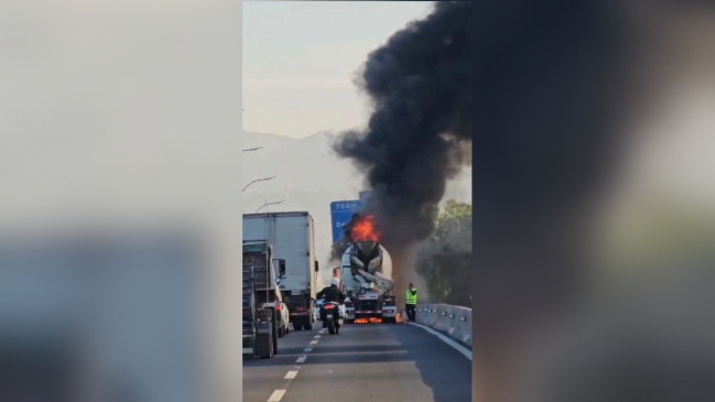 Camión tolva se incendió en la Autopista Central: 