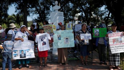  El Salvador: Familias protestan contra juicios masivos bajo el régimen de excepción  