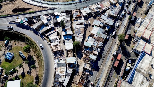 Segundo día de demolición en toma Santa Marta en Maipú