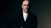 John Malkovich vuelve a Chile con obra inspirada en textos de Roberto Bolaño