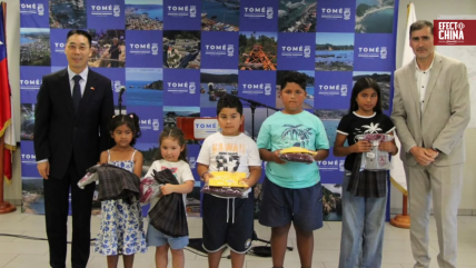   Embajada de China donó uniformes escolares en Tomé y comprometió apoyo para la reconstrucción 