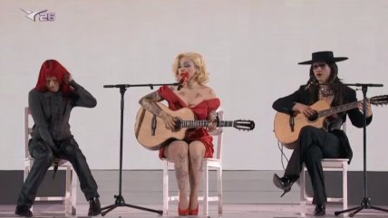 Mon Laferte invitó a Akriila y Javiera Electra a emotiva versión de 