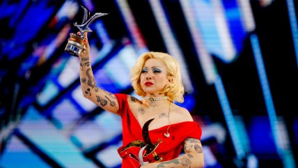 Mon Laferte hace historia en Viña y recibe la esquiva Gaviota de Platino