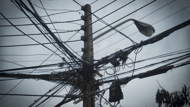 Ya rige la ley que obliga a empresas a retirar cables en desuso, promulgada por Piñera