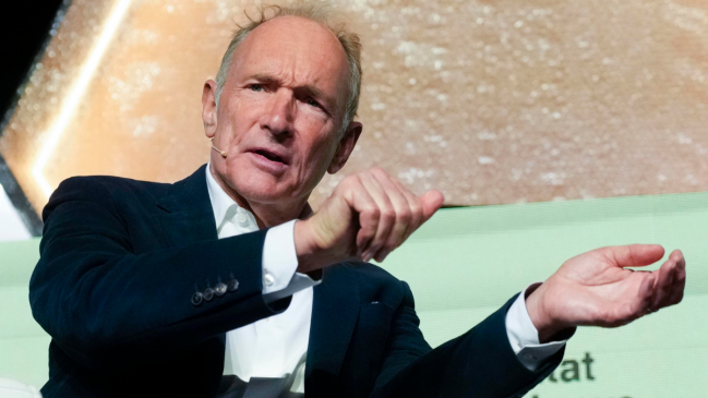 Creador de la WWW defiende prohibición de redes sociales para menores de 16 años