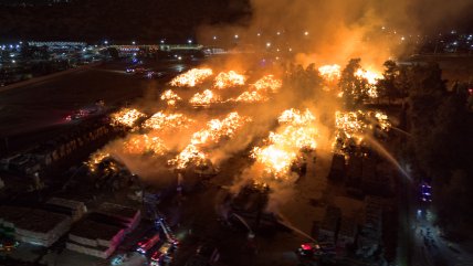   Senapred ordenó evacuar asentamiento en Puente Alto por incendio en papelera CMPC 