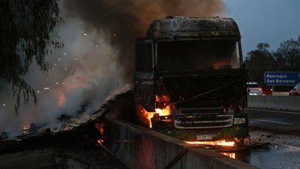   Incendio de camión con madera en Autopista Central obligó a cortar el tránsito 