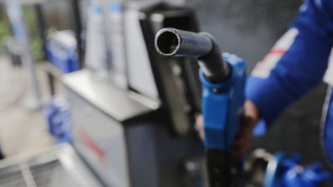 EE.UU. anunció suspensión temporal de sanciones petroleras para reducir precios