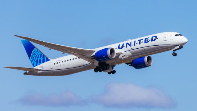 United Airlines exigirá usar audífonos en sus vuelos: Quienes no cumplan podrían ser expulsados