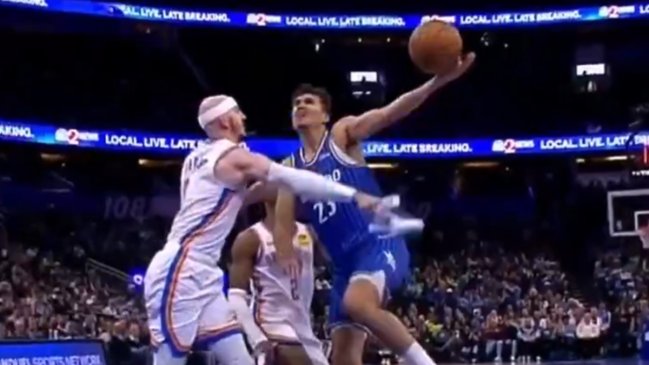 [VIDEO] Jugador de la NBA intentó hacer un bloqueo con su zapatilla