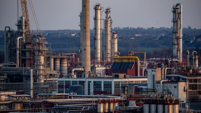 Irán atacó refinerías y un depósito de combustible en EAU, Catar y Baréin