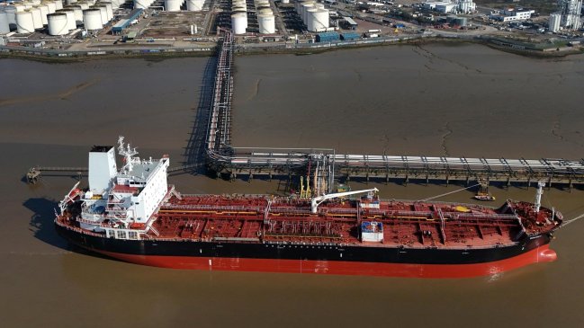 EE.UU. autoriza temporalmente la venta de petróleo iraní varado en el mar