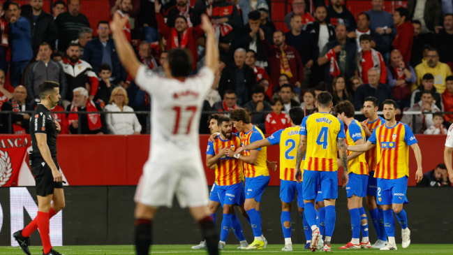 Alexis cometió error que terminó en el primer gol de Valencia ante Sevilla