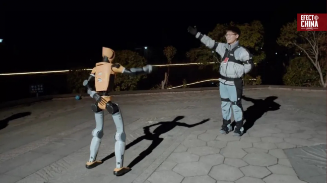 Titan o1: el robot humanoide chino que replica gestos humanos al instante