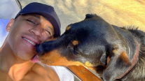 Alexis Sánchez compartió la tarde de Sevilla junto a sus perros