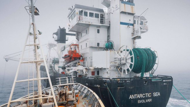 Buque ambientalista chocó a pesquero noruego en mar de la Antártica chilena