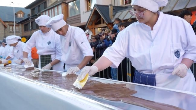 Bariloche rompió récord al elaborar una barra de chocolate de 222 metros
