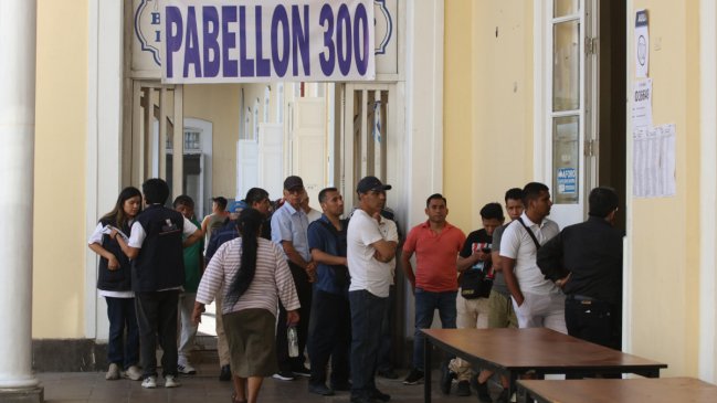 Falta de materiales y retrasos en las votaciones marcan las primeras de elección en Perú