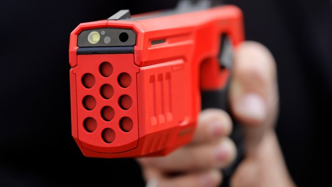 GORE de Región Metropolitana destinará $250 millones para pistolas taser para Carabineros